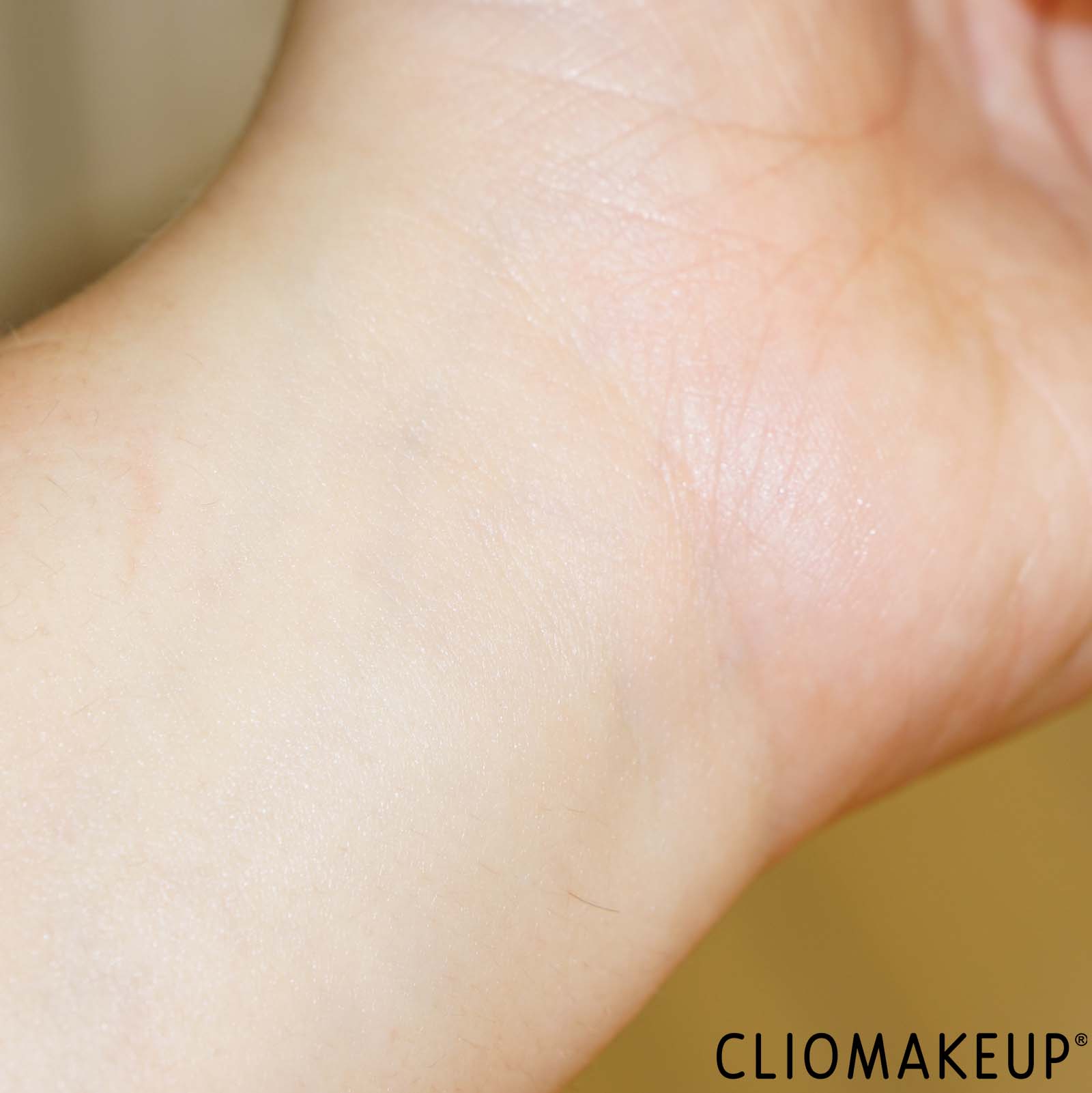 cliomakeup-recensione-crema-viso-nivea-nutriente-swatch-braccio