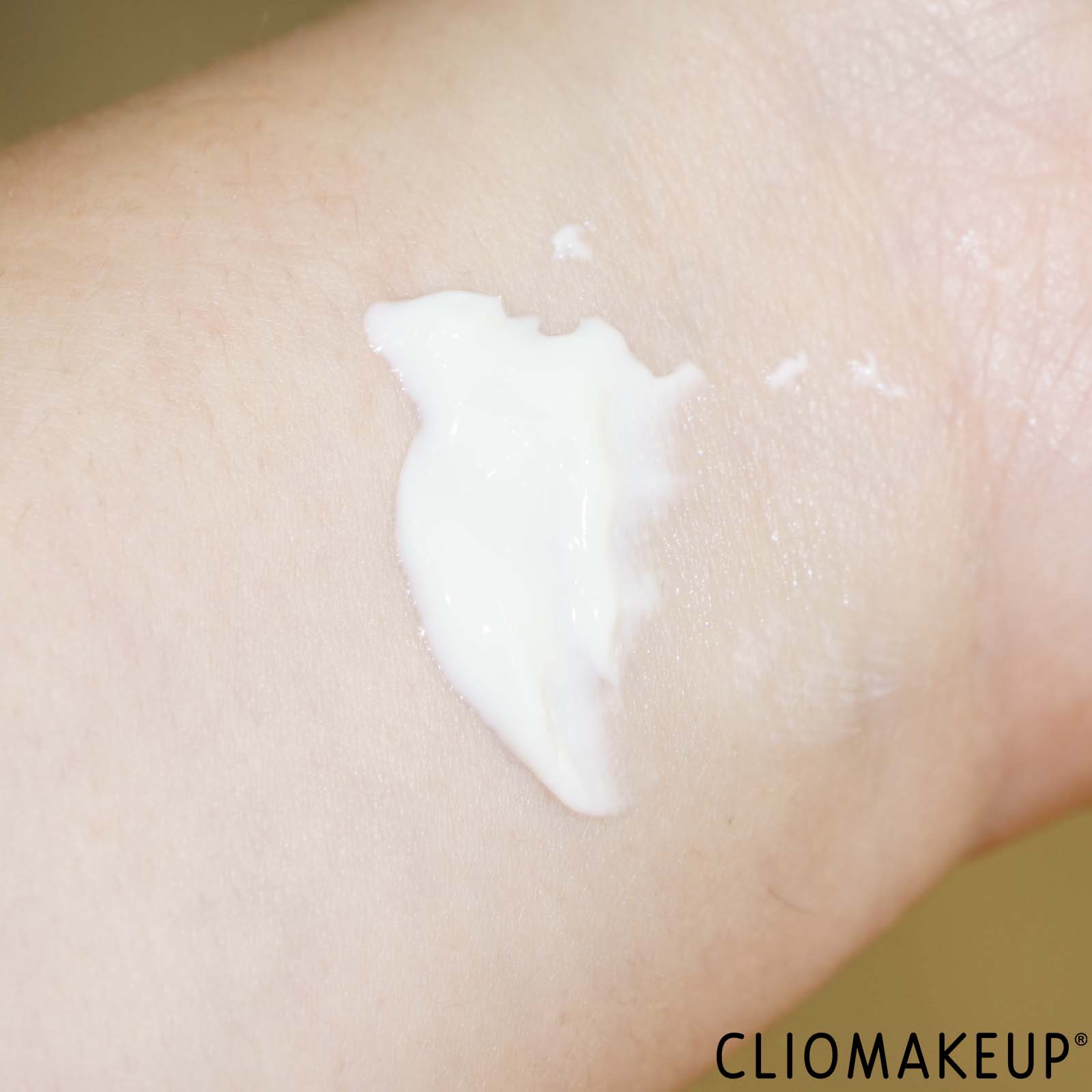 cliomakeup-recensione-crema-viso-nivea-nutriente-swatch