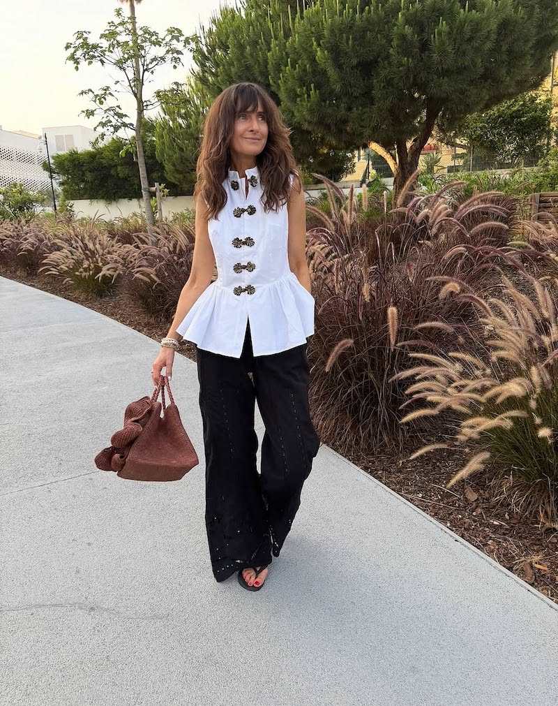 come-indossare-sandali-infradito-pantaloni-neri