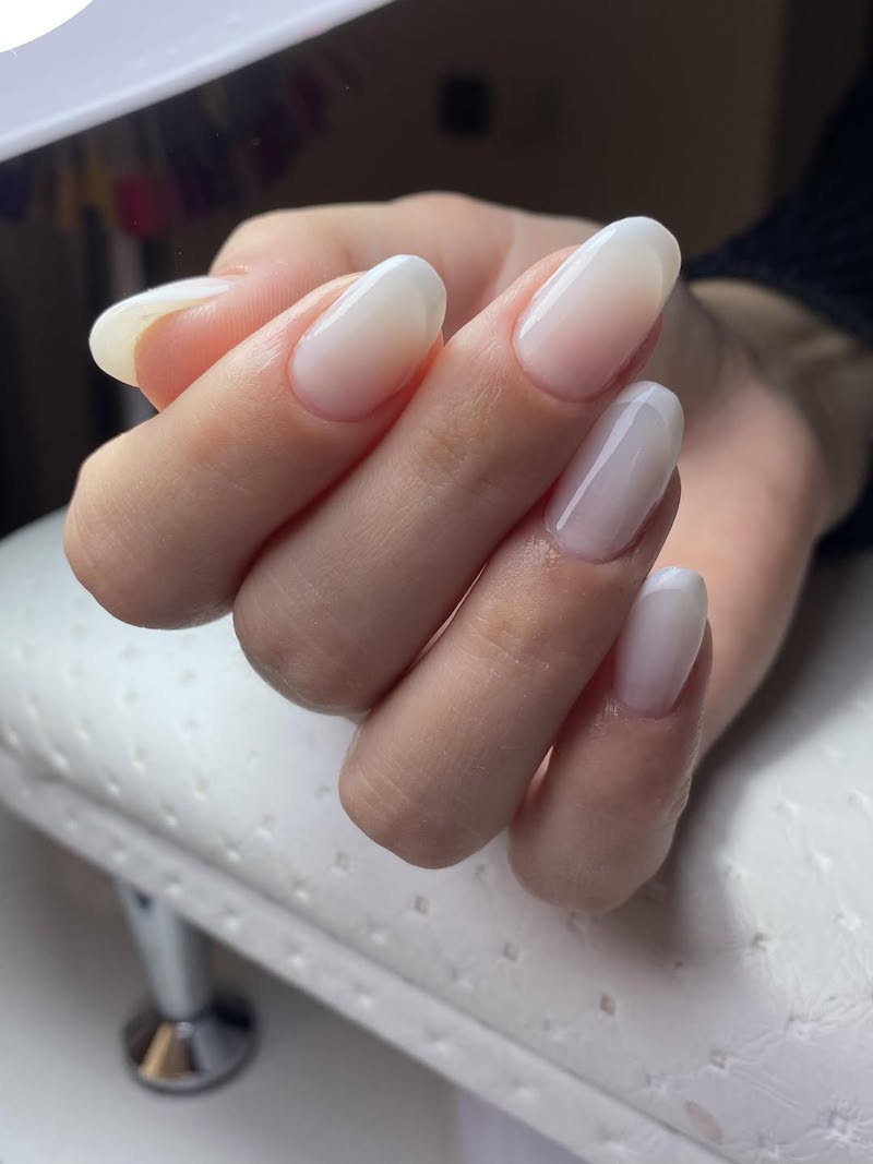 foggy-nails-lattiginoso
