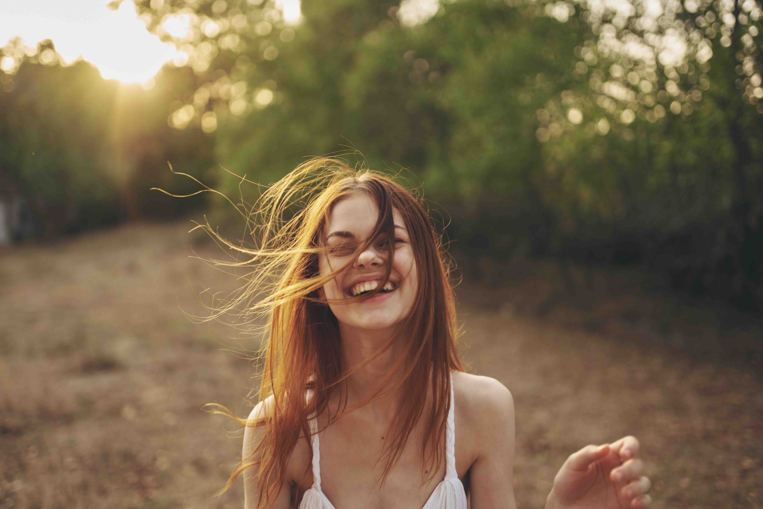 ragazza-felice-sorridente-ridere-alberi-natura