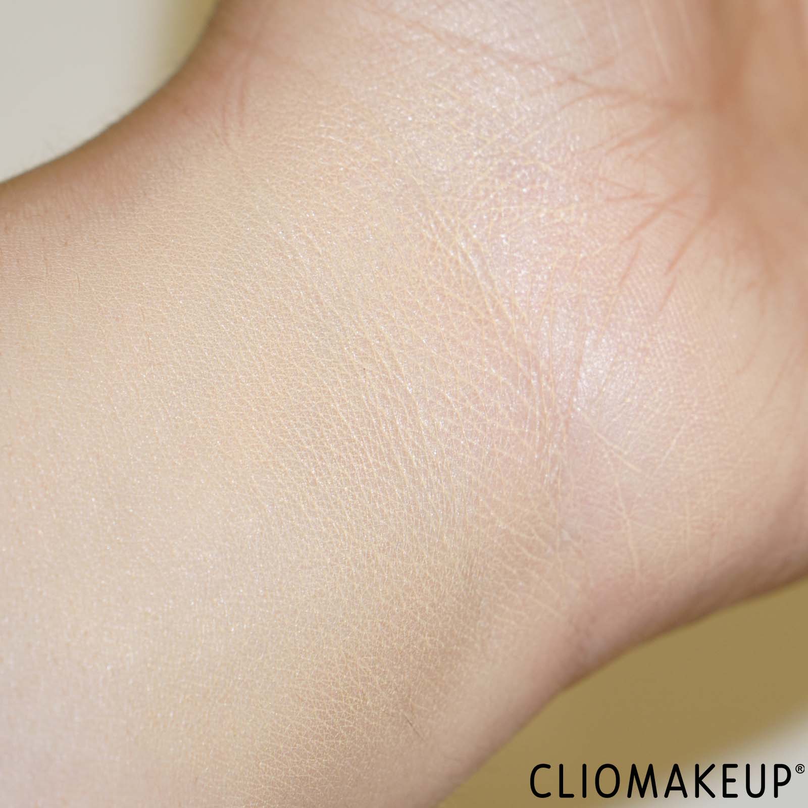 recensione-loreal-paris-skin-ink-fondotinta-correttore-swatch-braccio