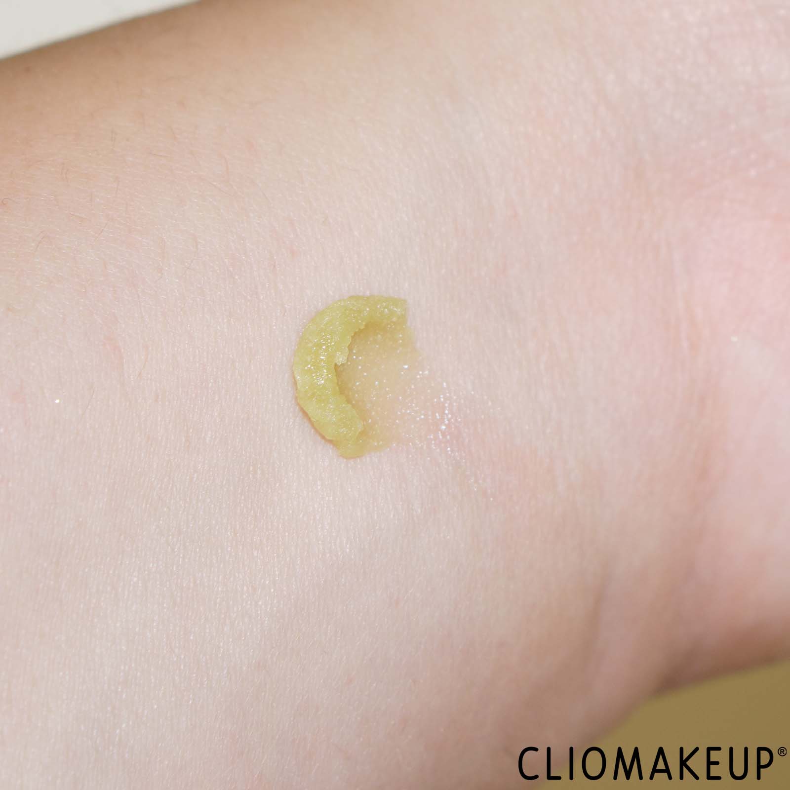 recensione-scrub-labbra-essence-lip-care-sugar-scrub-swatch