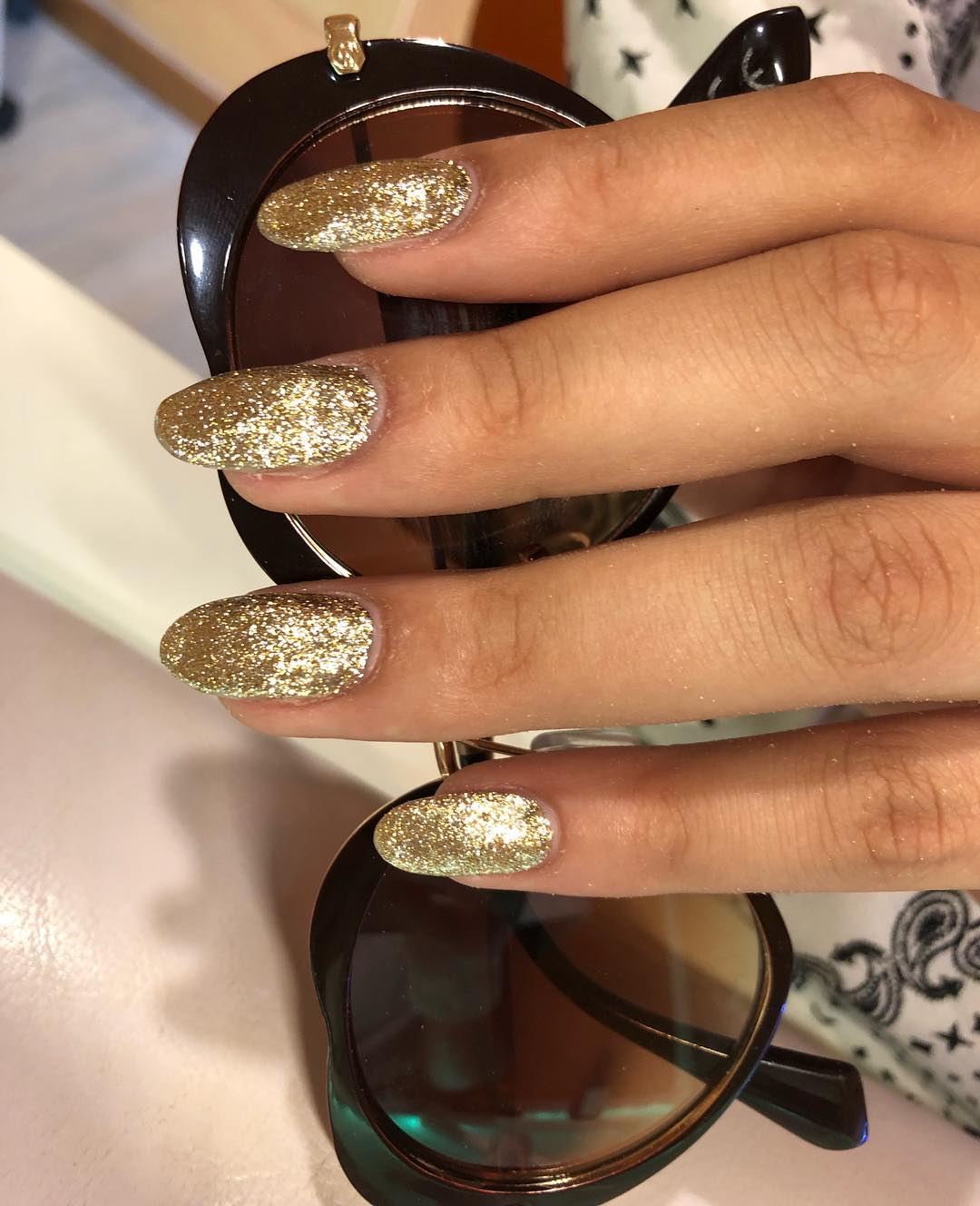 smalto-glitter-oro-metal