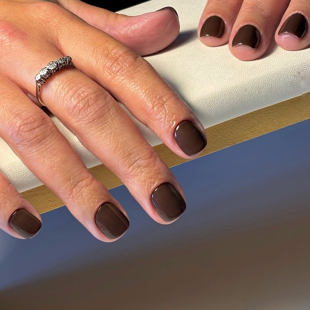 smalto-marrone-unghie-corte-alyxlippiatt