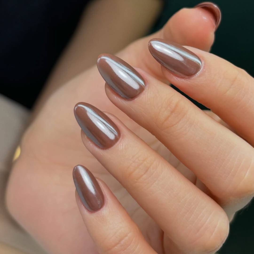 unghie-autunno-2025-glazed-brown
