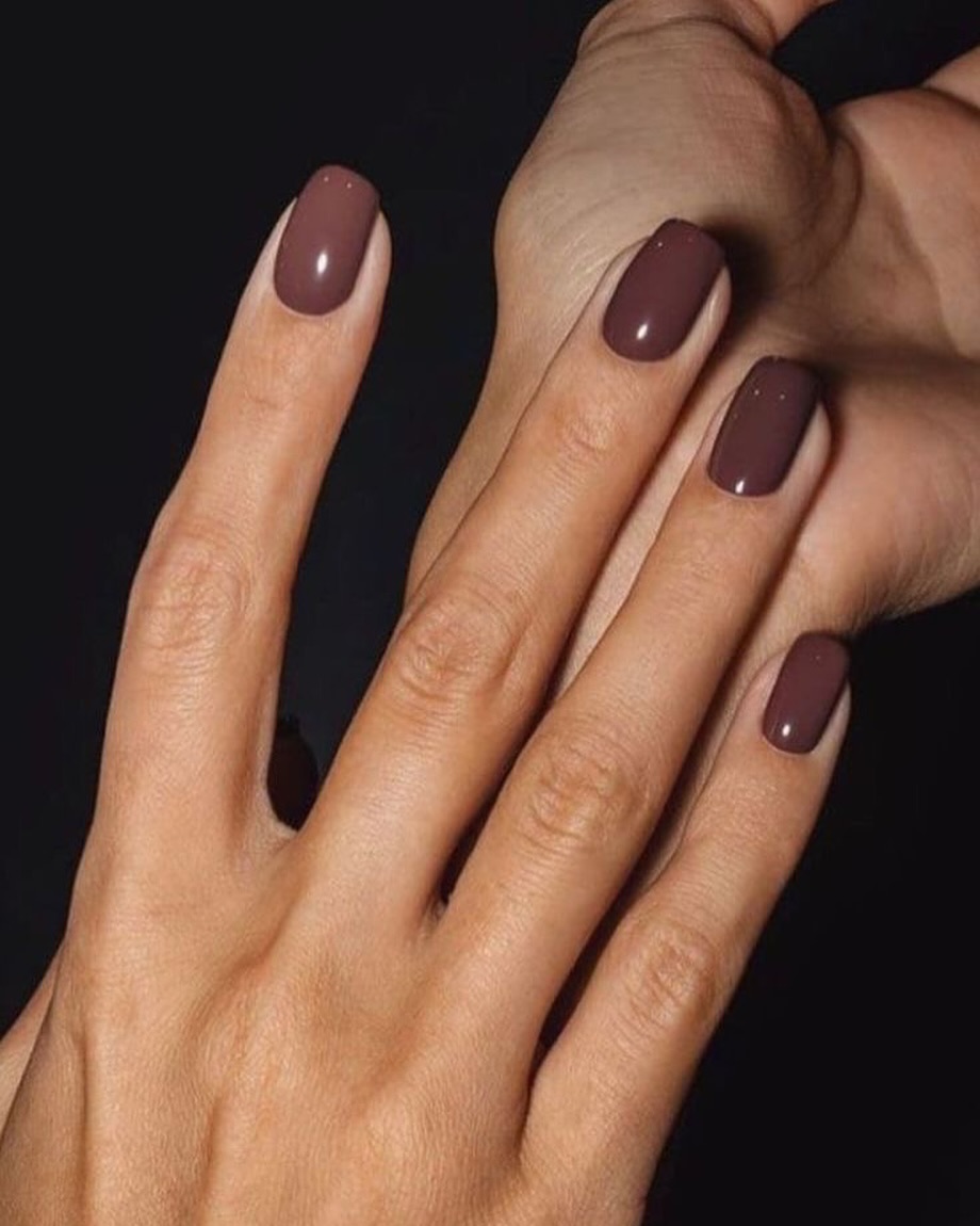 unghie-autunno-2025-marrone