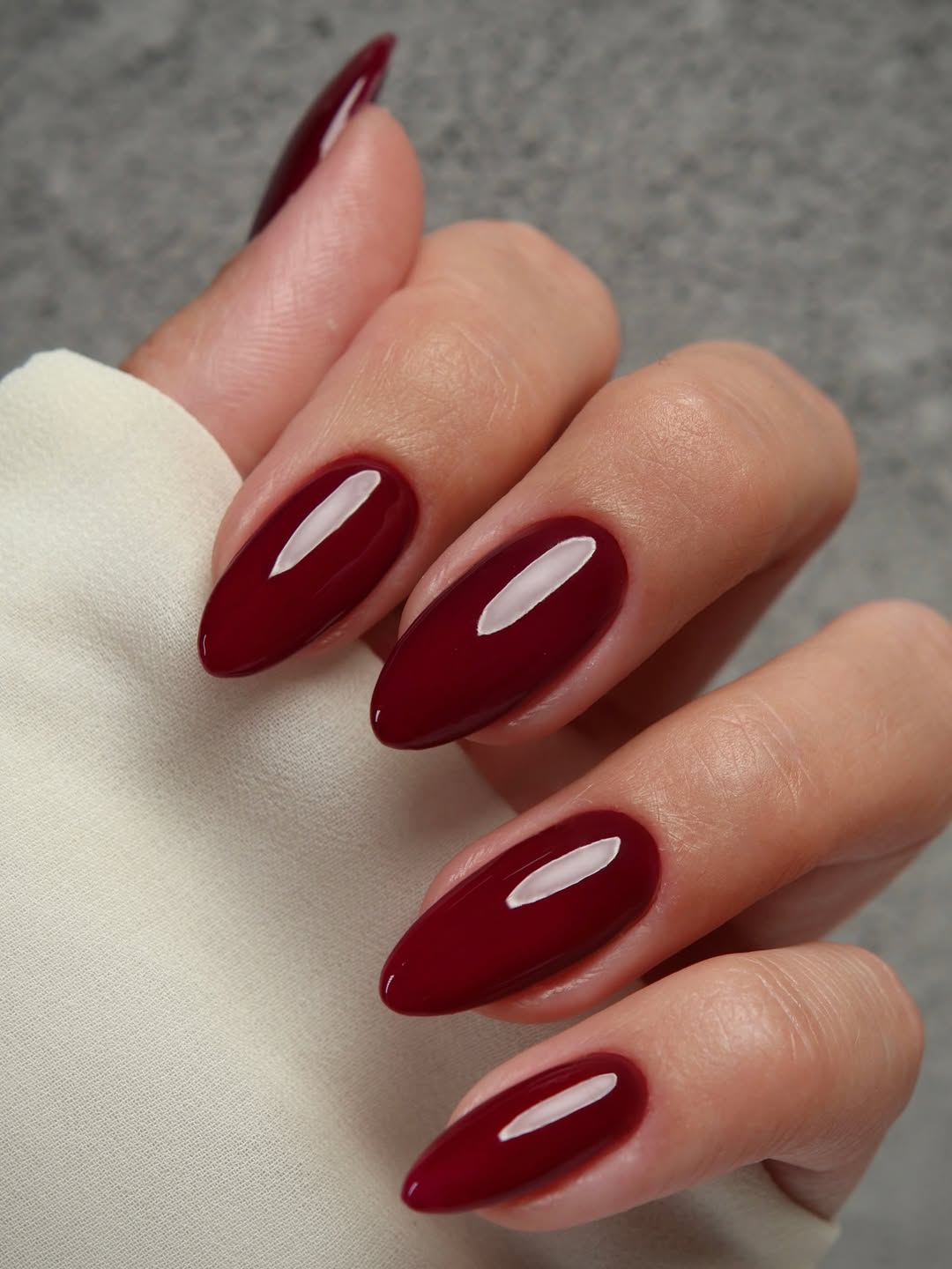 unghie-autunno-2025-rosso-scuro