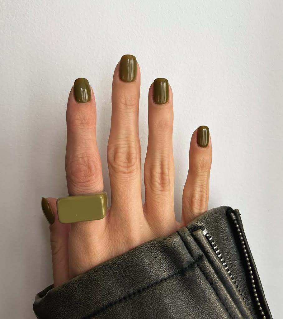 unghie-autunno-2025-verde-oliva