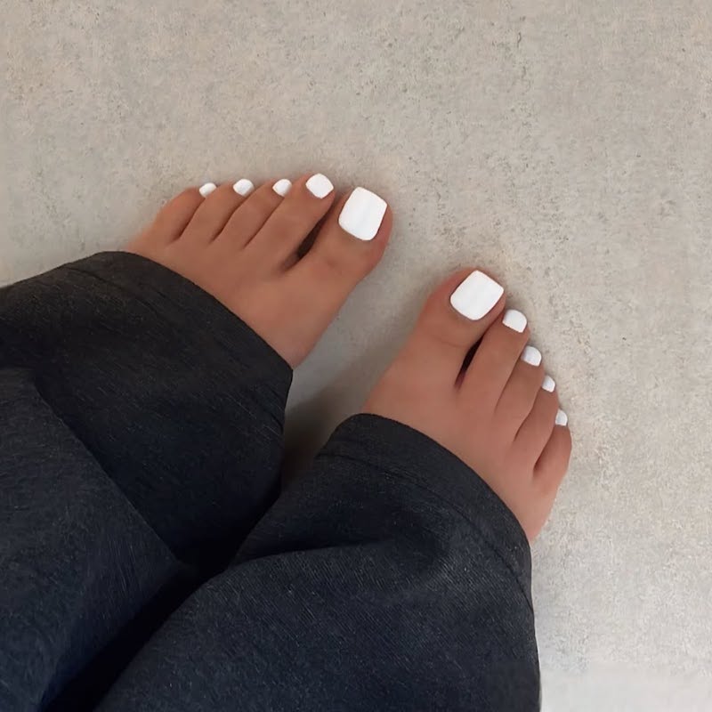 unghie-piedi-fine-estate-2025-bianco