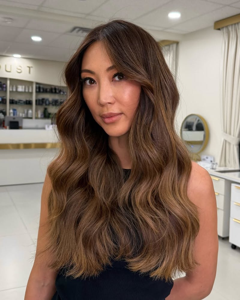 colore-capelli-autunno-2025-caramello-scuro