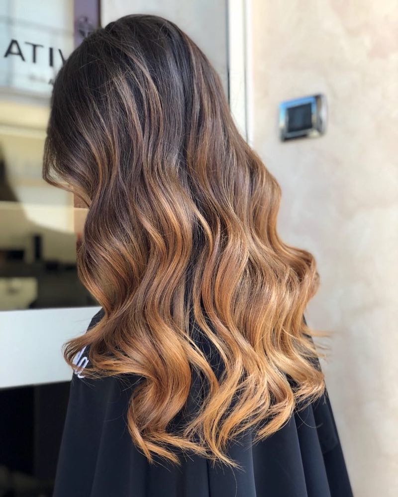 colore-capelli-autunno-2025-caramello