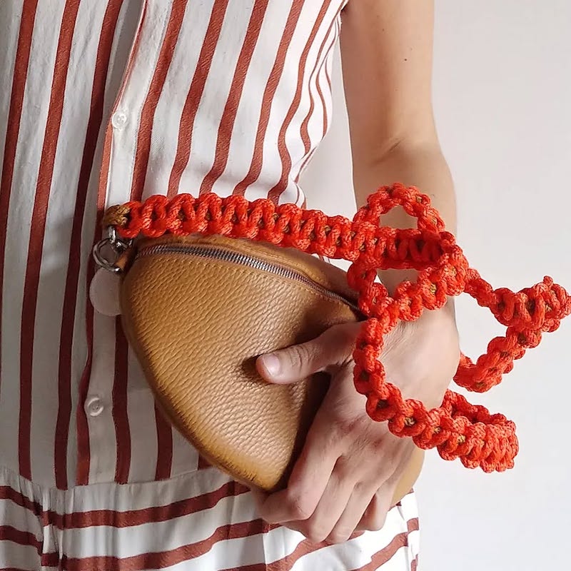 come-indossare-il-marsupio-mano