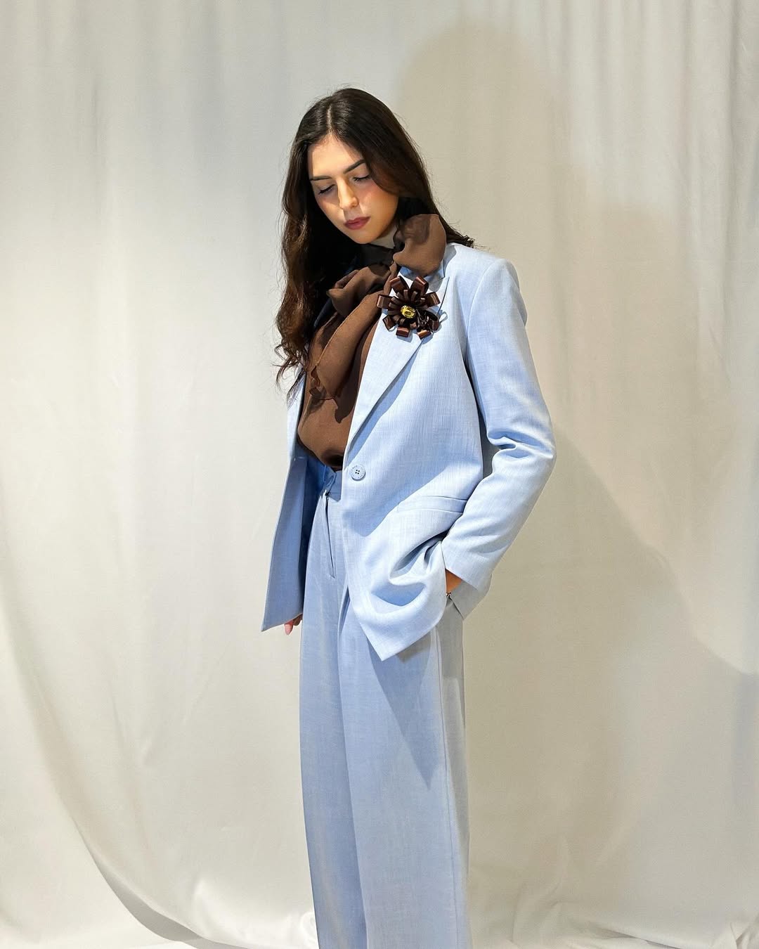 come-indossare-marrone-cioccolato-celeste