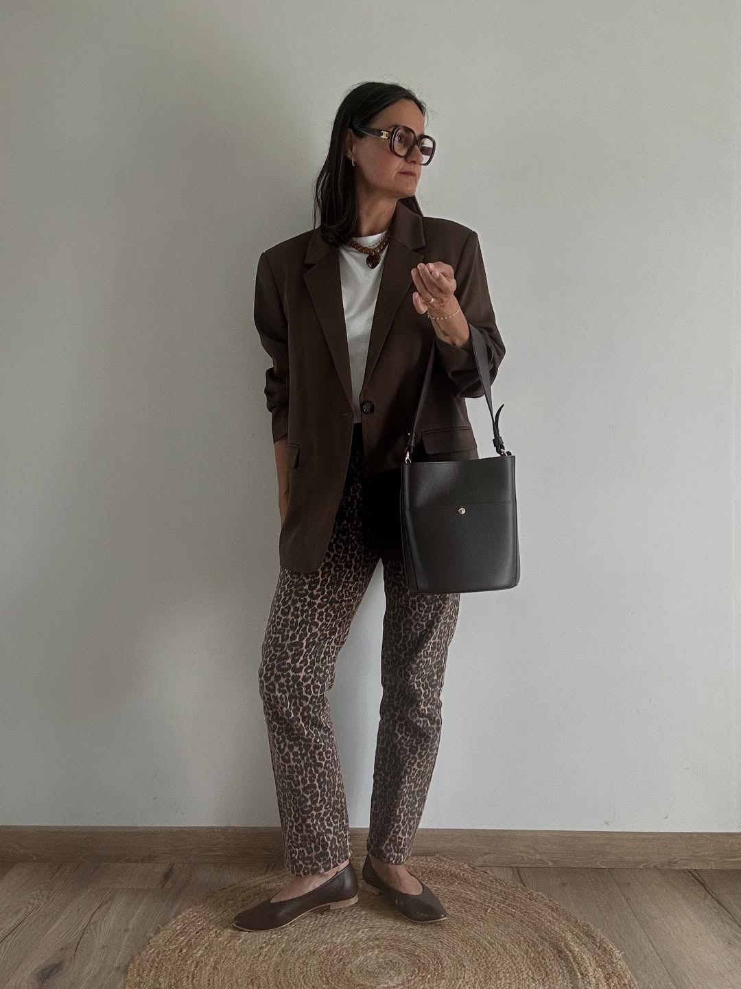 come-indossare-marrone-cioccolato-jeans