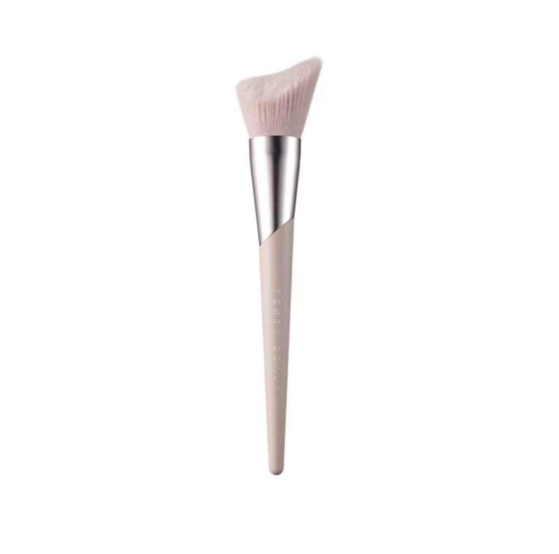 contouring-fenty-beauty-cheek-hugging-bronzer-brush