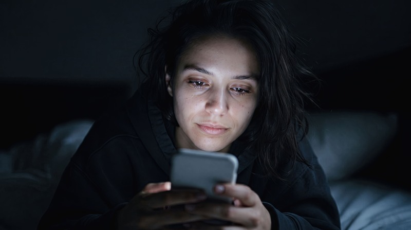 errori-beauty-routine-serale-smartphone-notte