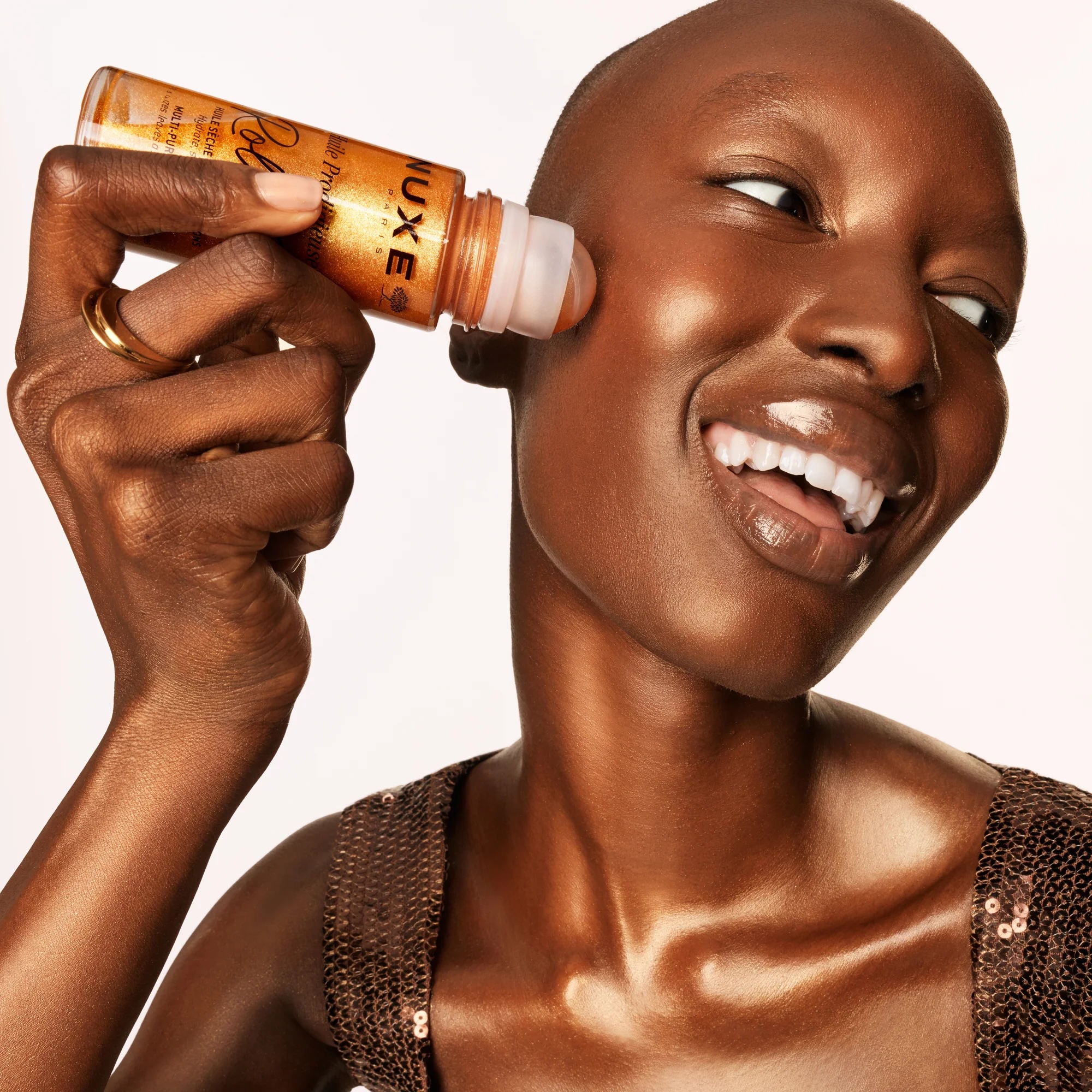 nuxe-roll-on-brillantini-applicazione