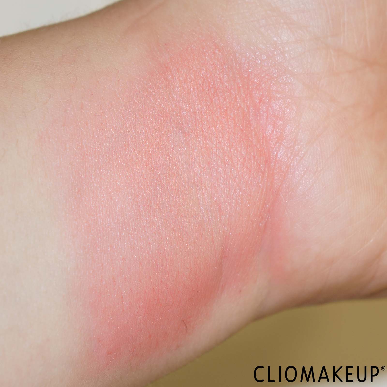 recensione-cliomakeup-blus-plumping-nyx-swatch-braccio