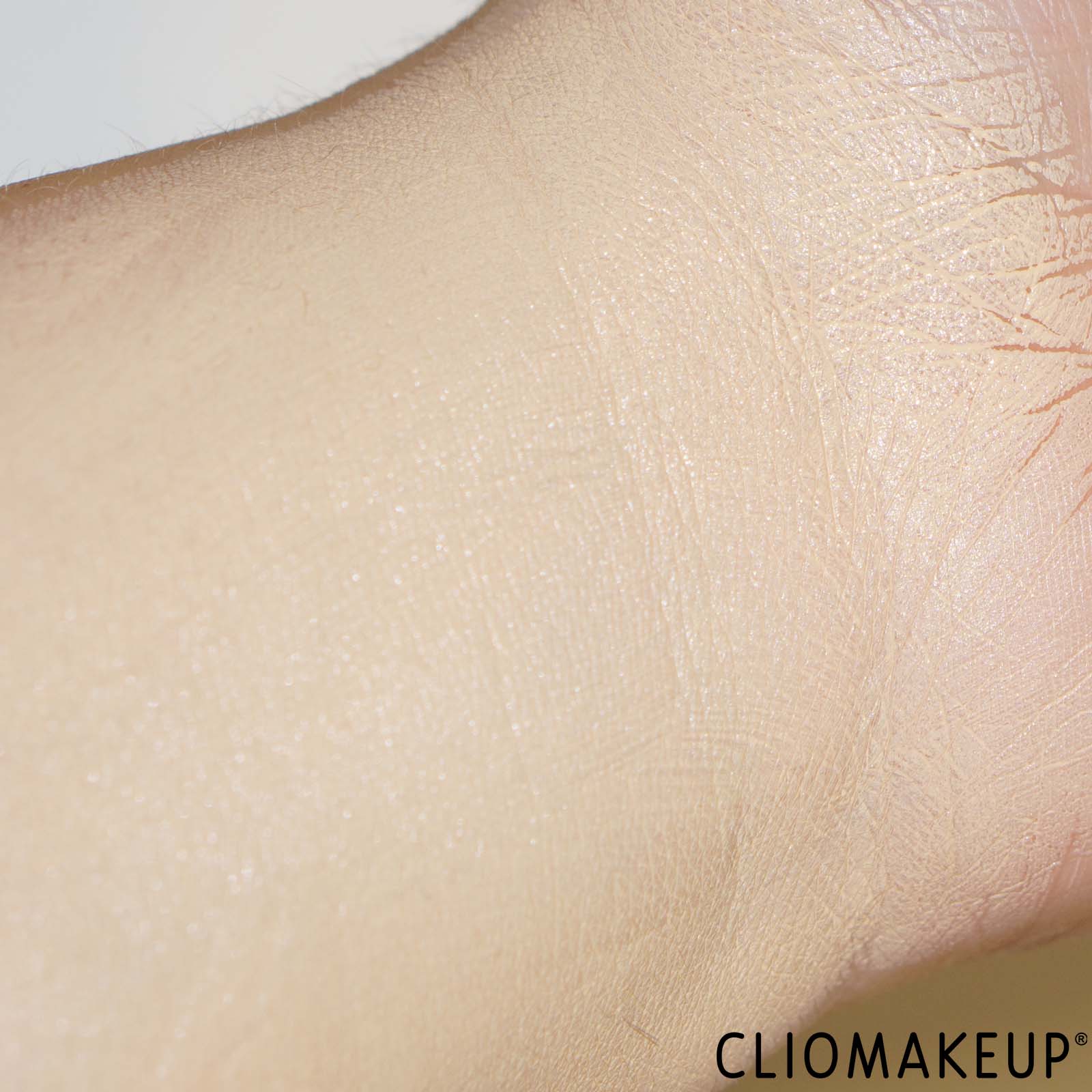 recensione-cliomakeup-fondotinta-primer-collistar-swatch-braccio