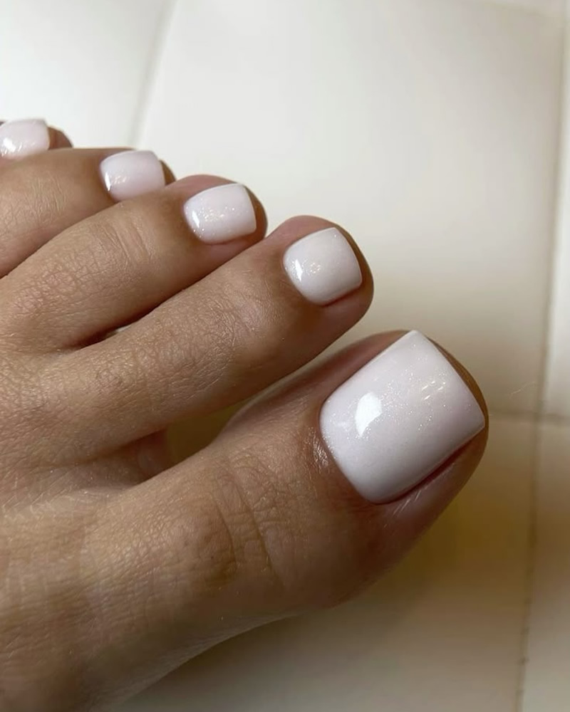 smalto-piedi-autunno-2025-latte