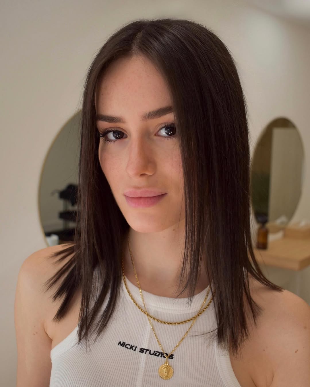 tagli-capelli-medi-autunno-2025-lisci-pari