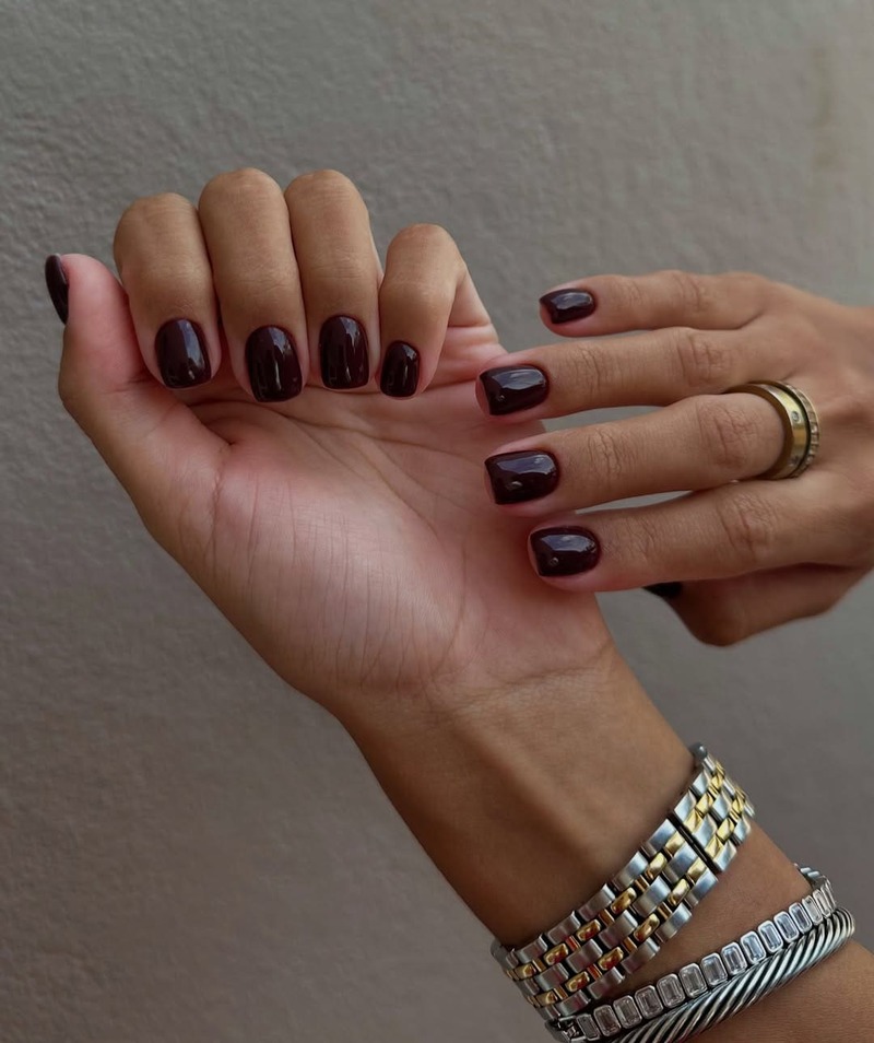 unghie-corte-autunno-2025-borgogna