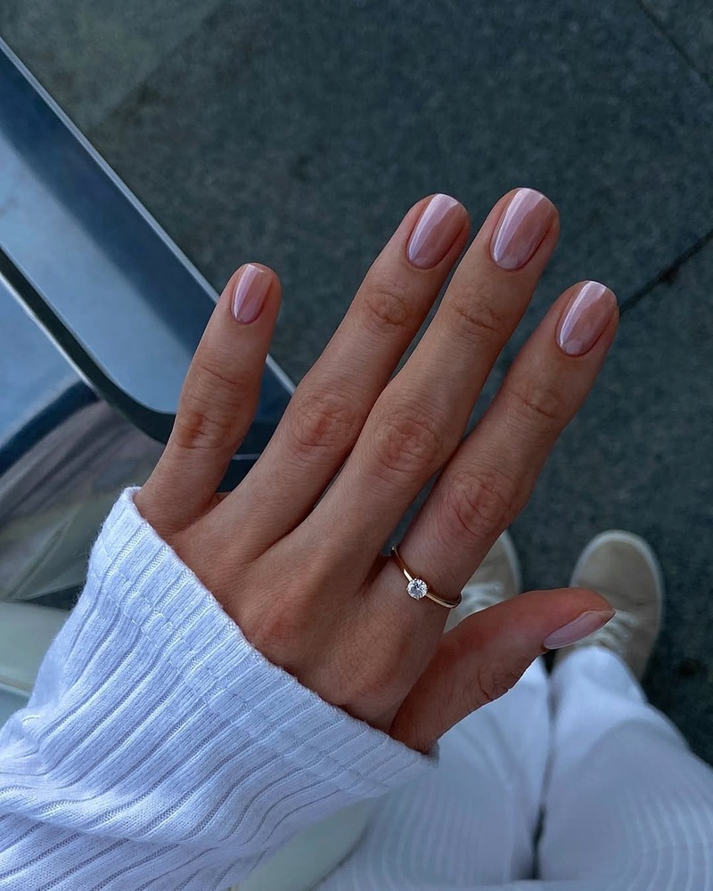 unghie-corte-autunno-2025-chrome-nails