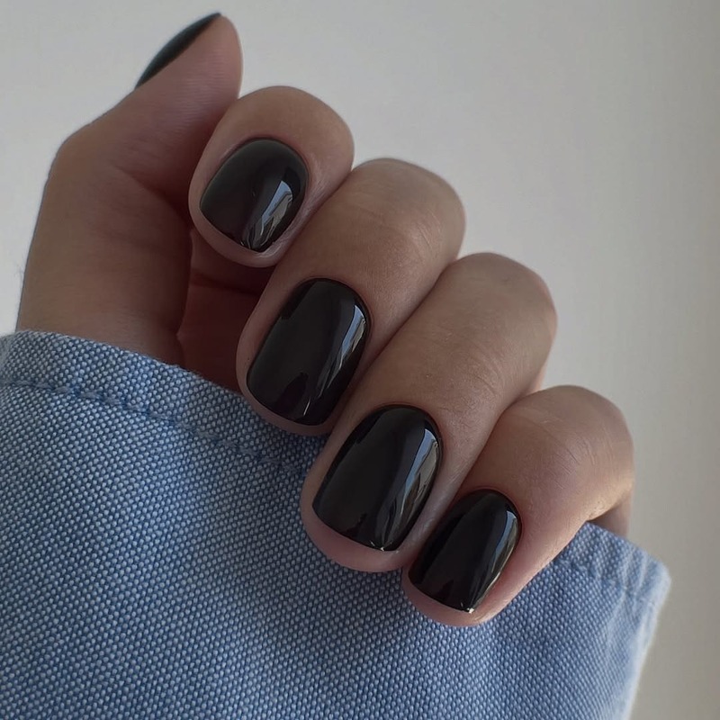 unghie-corte-autunno-2025-nere