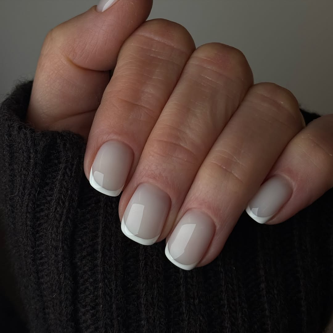 unghie-eleganti-autunno-2025-french-corto