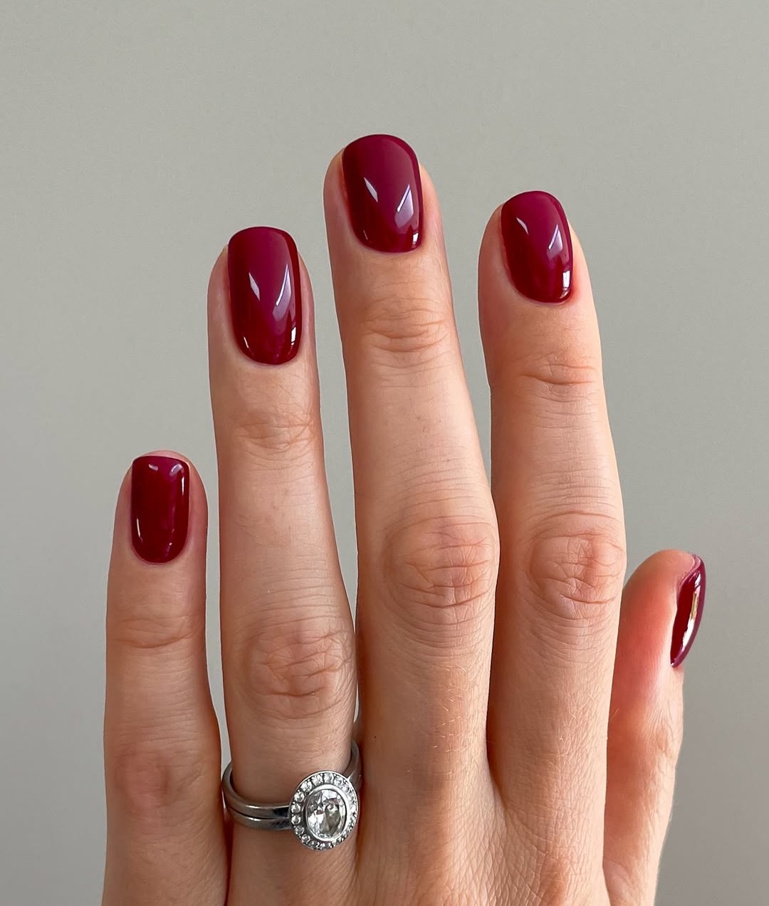 unghie-eleganti-autunno-2025-rosso-scuro-corte