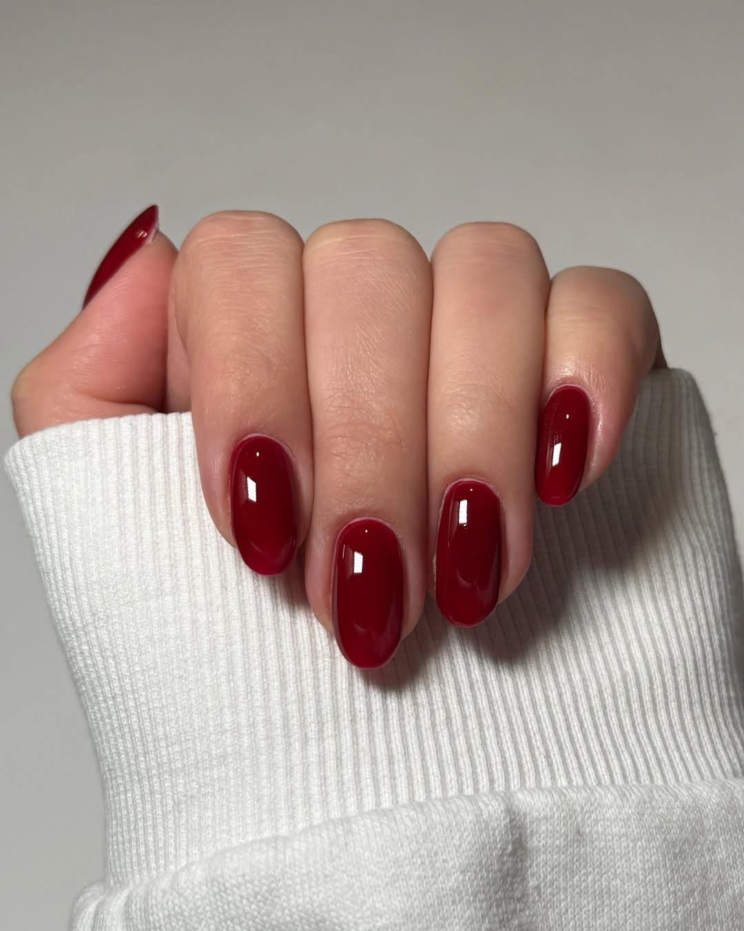 unghie-eleganti-autunno-2025-rosso-scurounghie-eleganti-autunno-2025-rosso-scuro