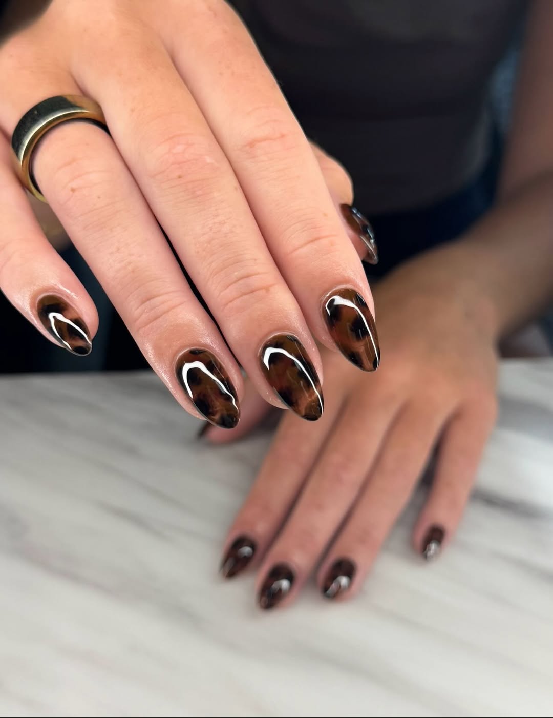 unghie-eleganti-autunno-2025-tartarugate