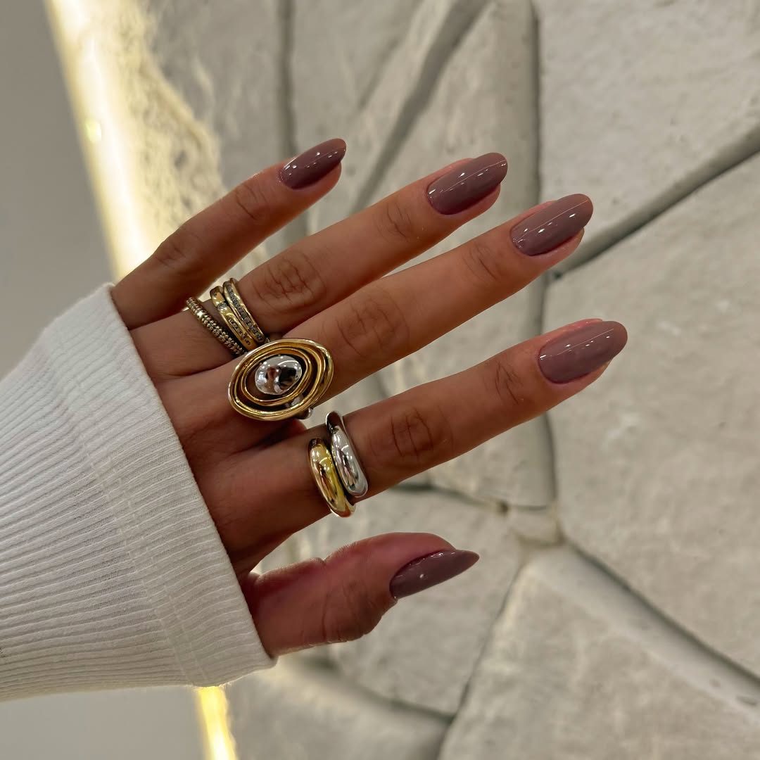 unghie-eleganti-autunno-2025-tortora