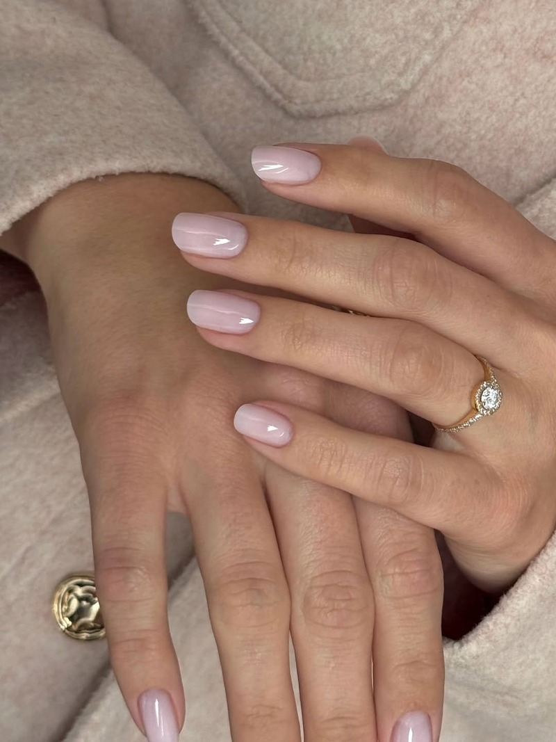 unghie-gel-autunno-2025-nude