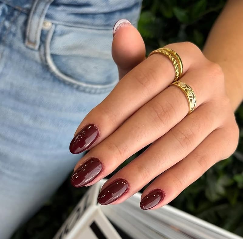 unghie-settembre-2025-burgundy