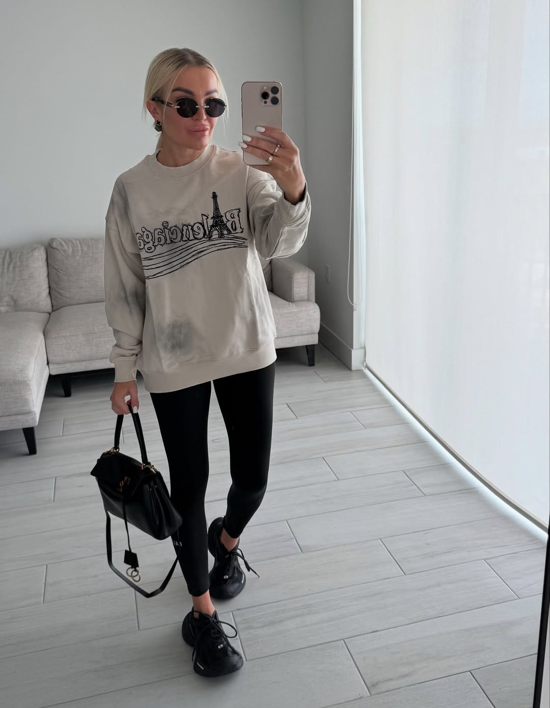 Come-indossare-felpe-oversize-leggings