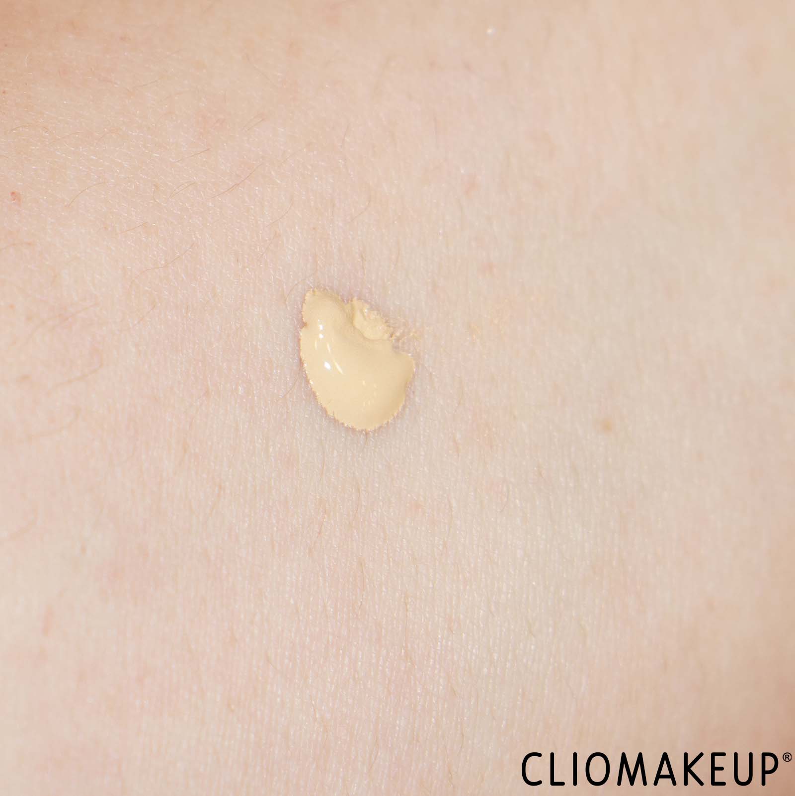 cliomakeup-recensione-fondotinta-benefit-the-porefessional-swatch