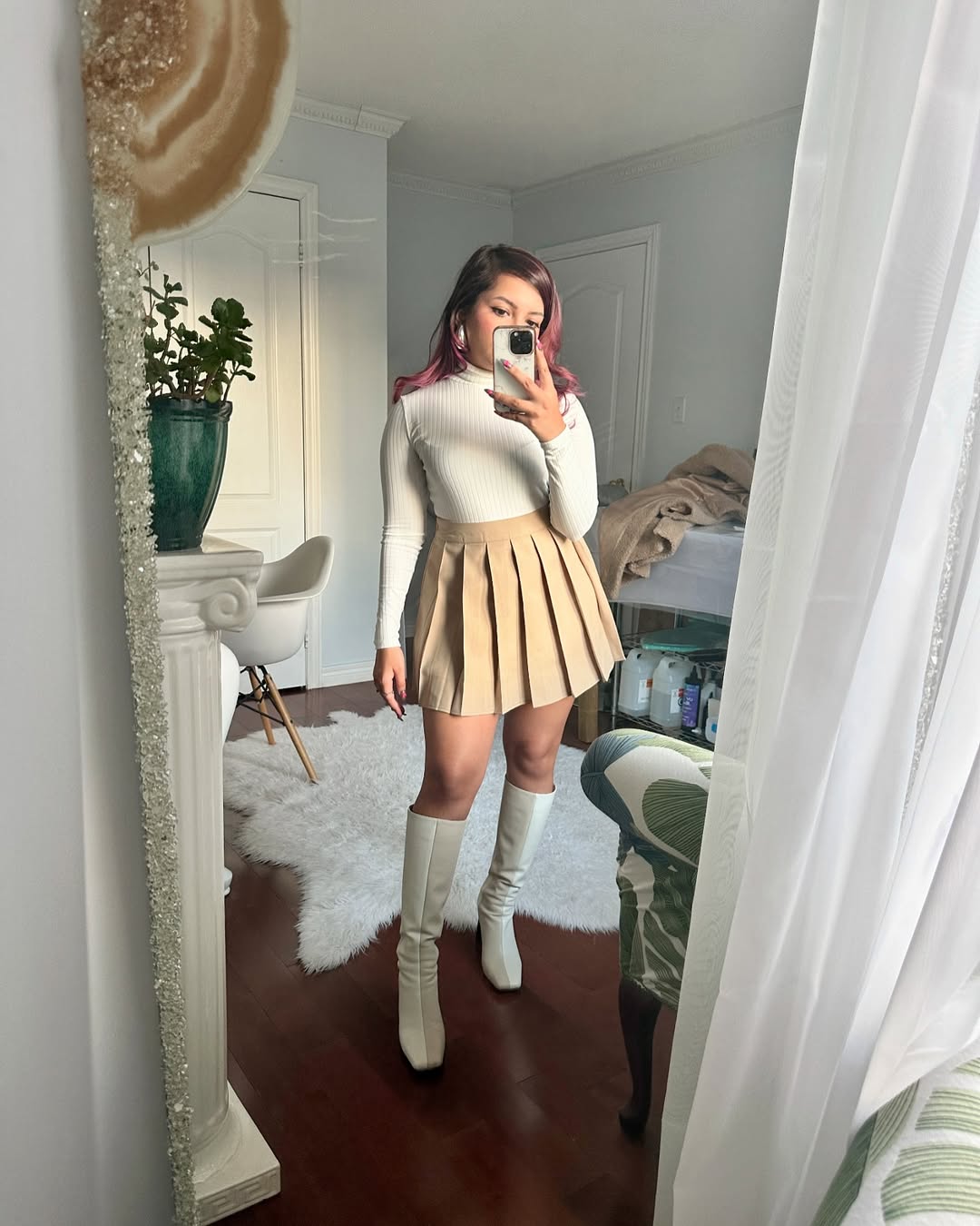 come-abbinare-gonna-pieghe-maglia-bianca