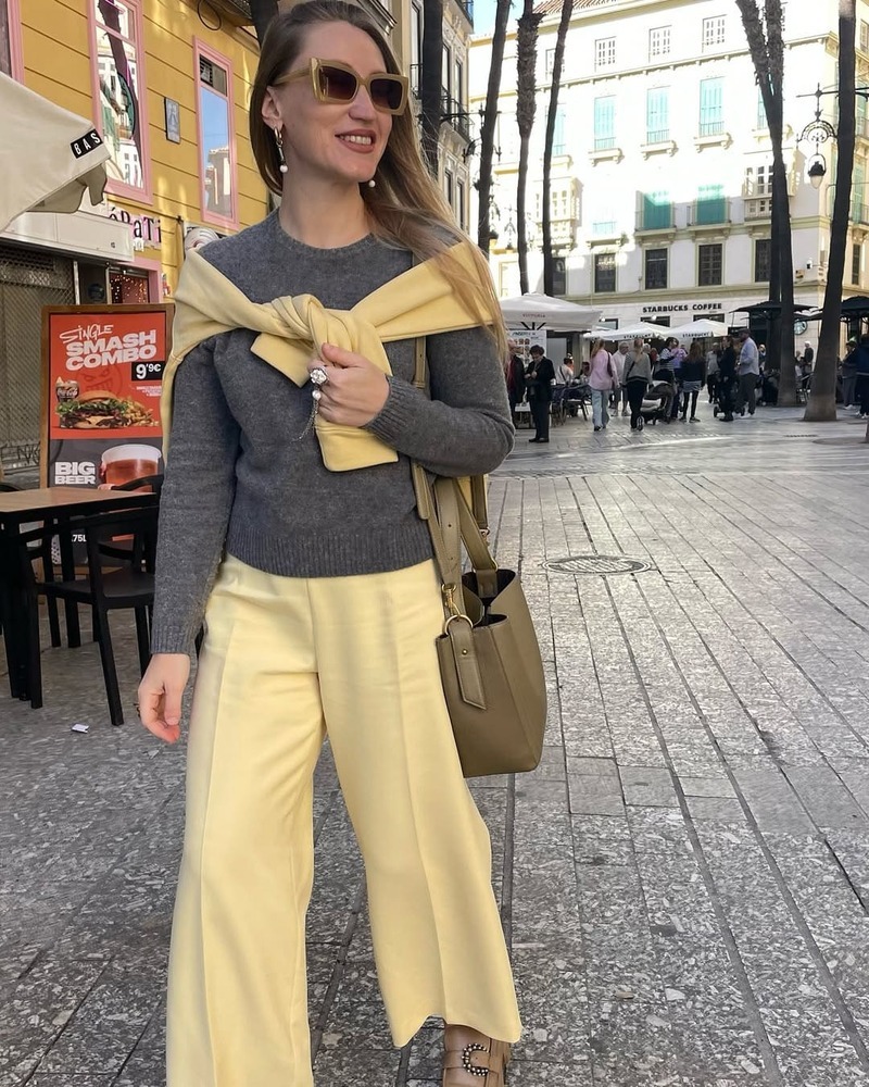 come-indossare-giallo-in-autunno-maglione-grigio