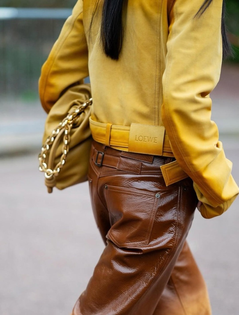 come-indossare-giallo-in-autunno-marrone-caldo