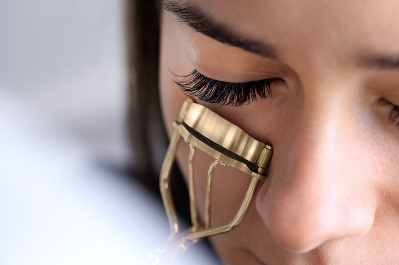 come-usare-piegaciglia-dorato