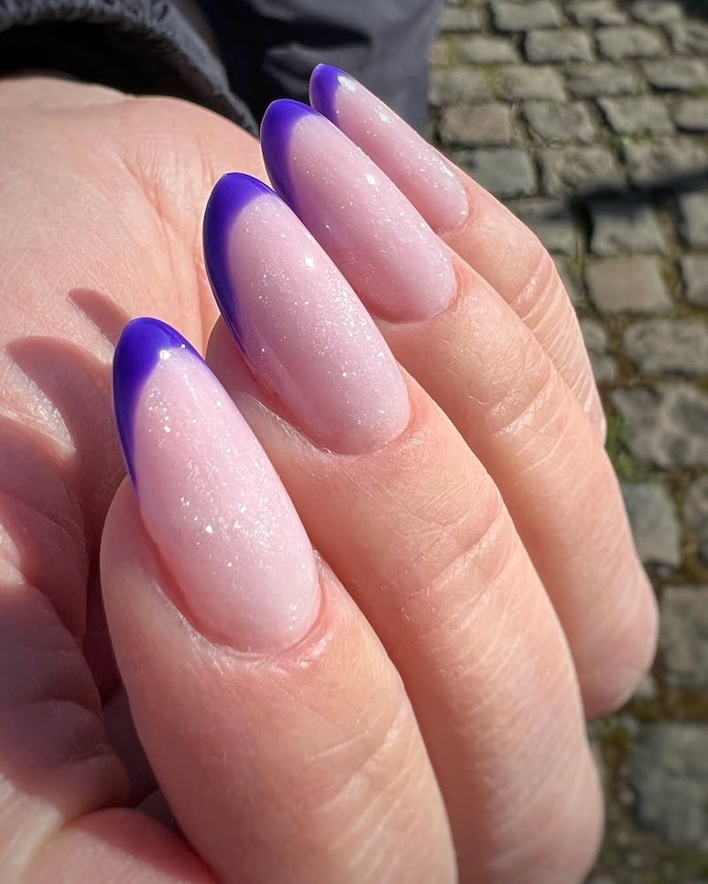 french-manicure-scure-blu