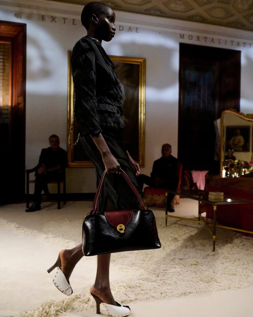 milano-fashion-week-settembre-2025-versace-nero