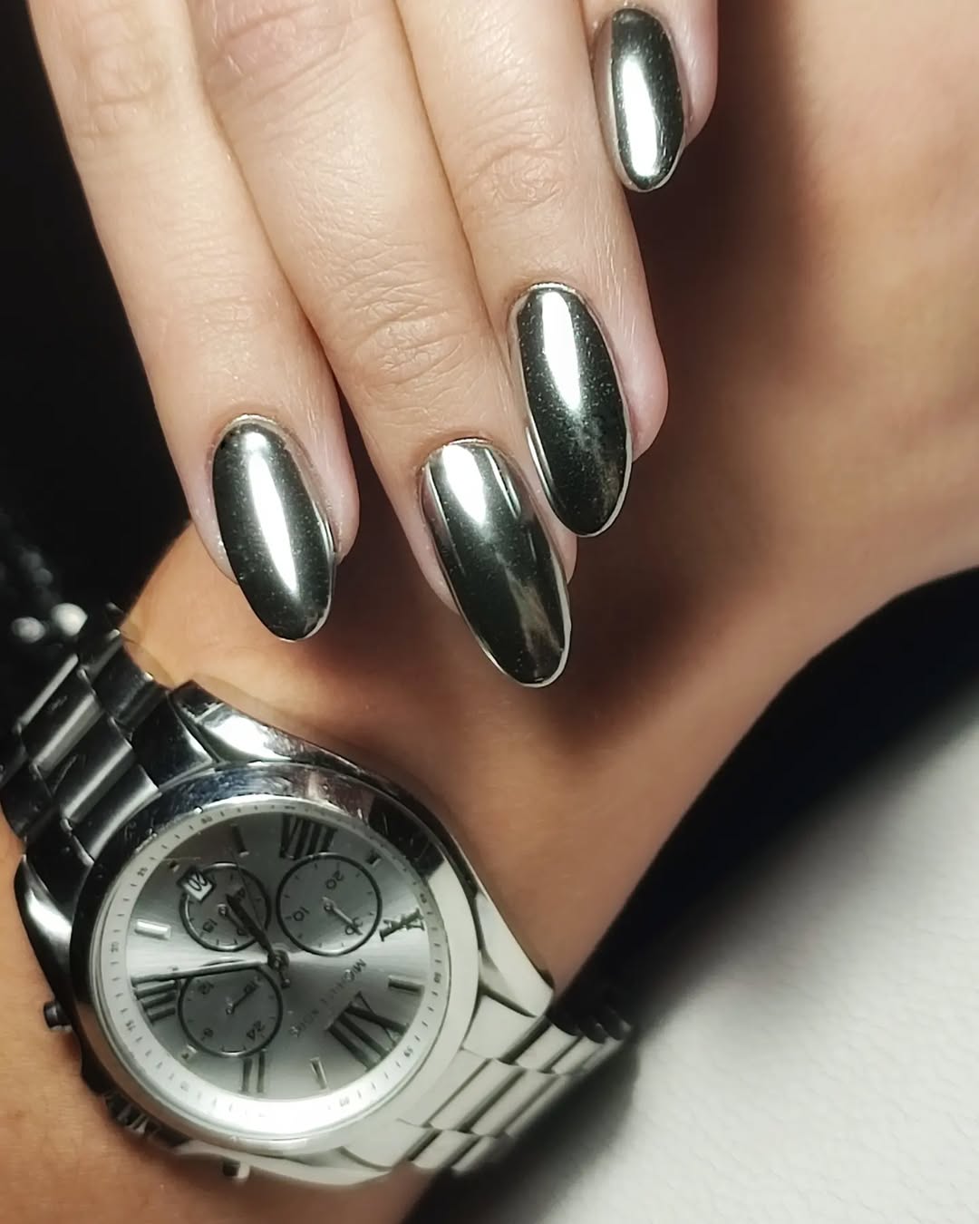 nail-art-anni-90-autunno-2025-argento