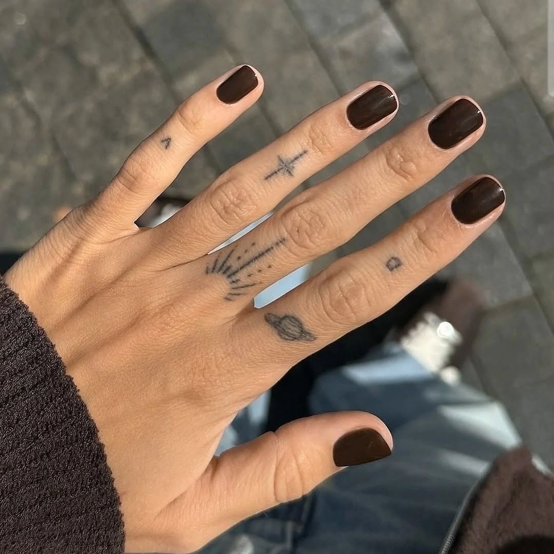 nail-art-anni-90-autunno-2025-nero