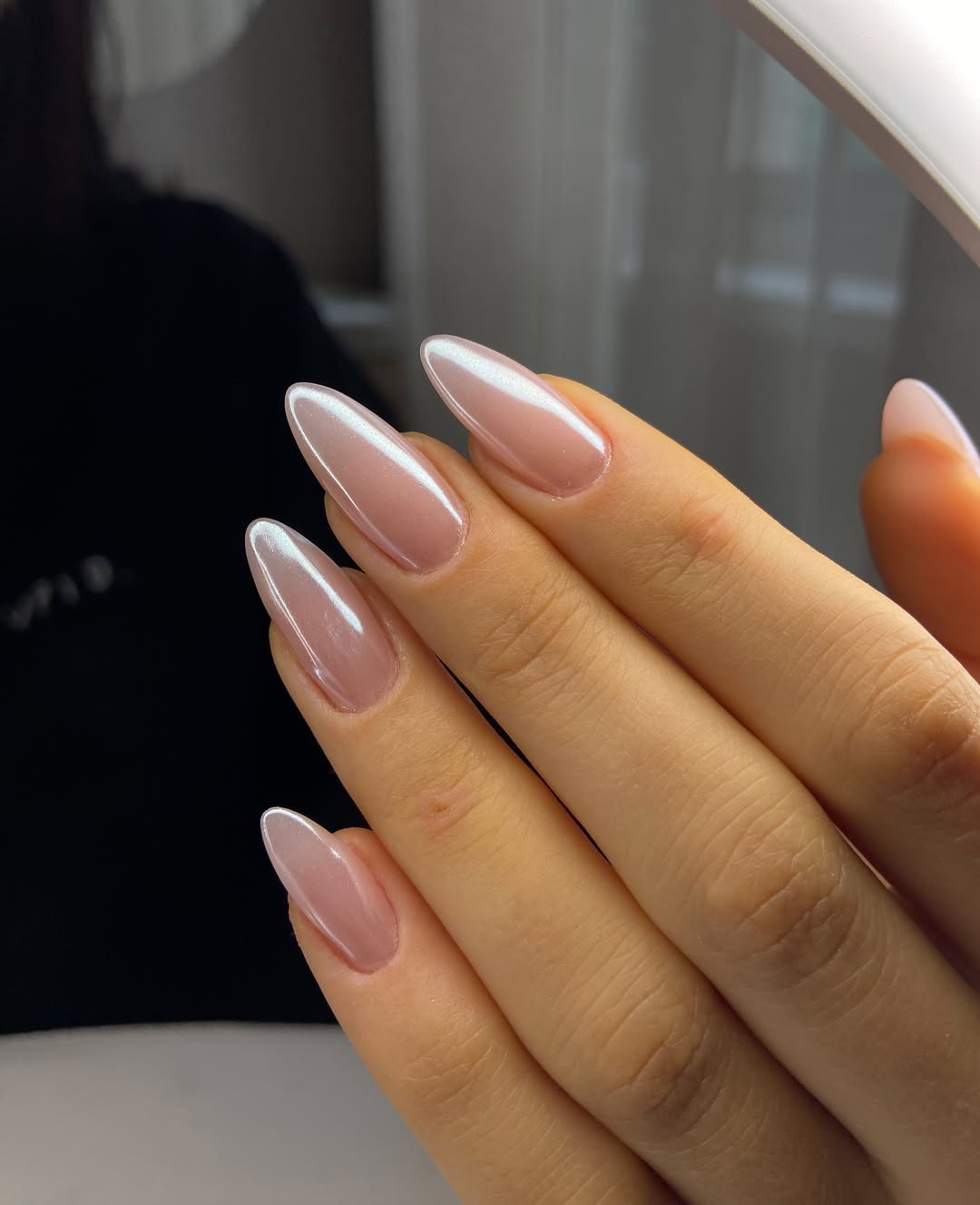 nail-art-anni-90-autunno-2025-perlescenti