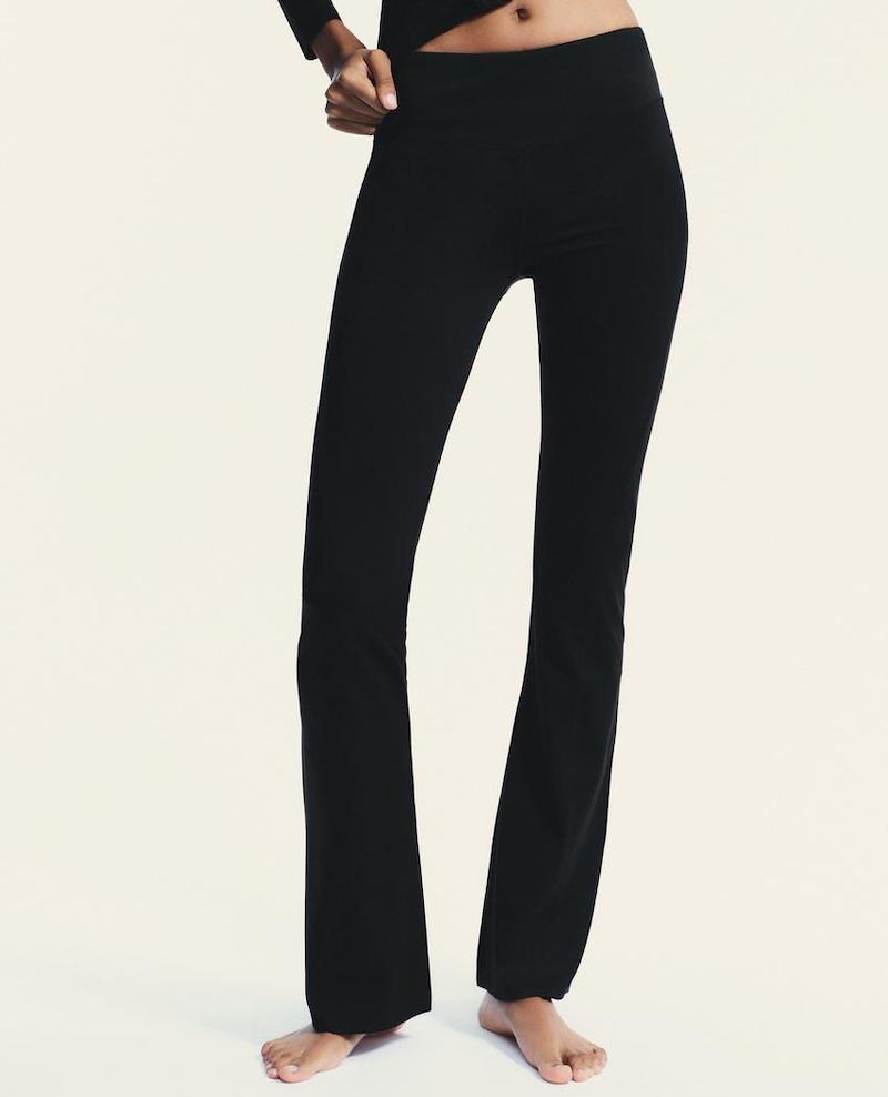 pantaloni-neri-autunno-2025-flare