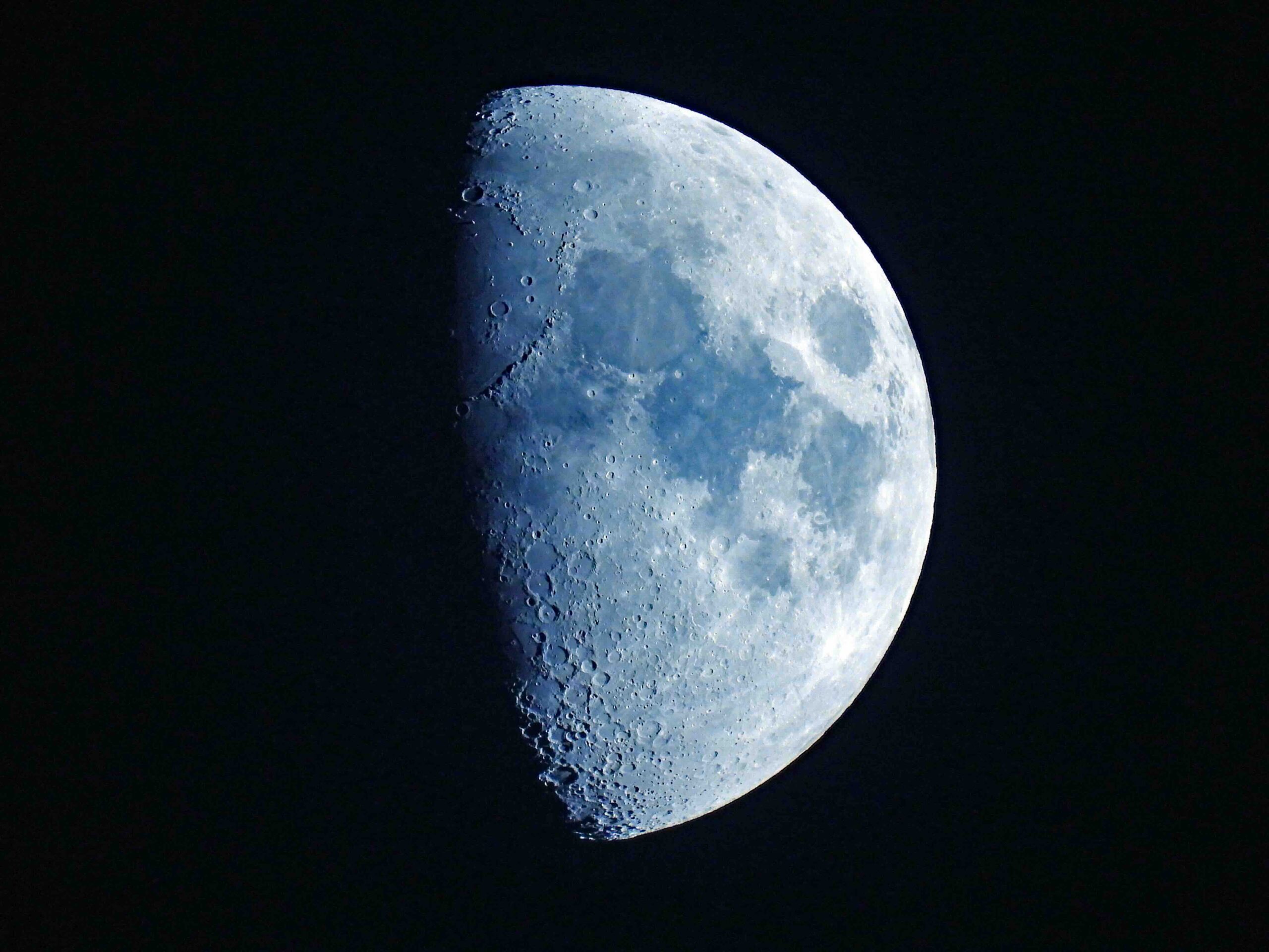 primo-quarto-luna-crescente-blu