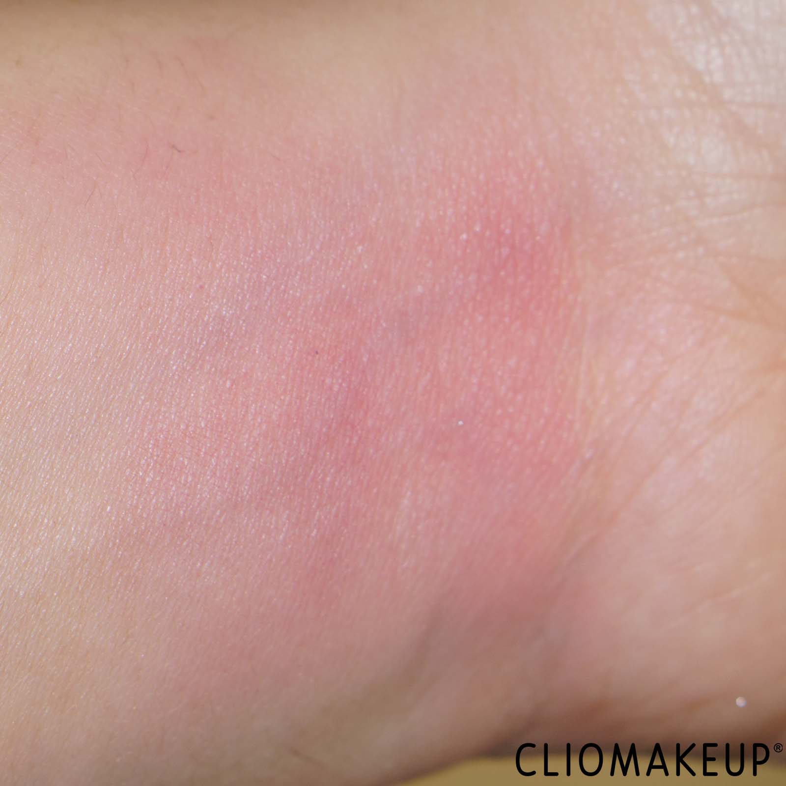 recensione-blush-too-faced-cloud-crush-whipped-lip-cheek-swatch-braccio